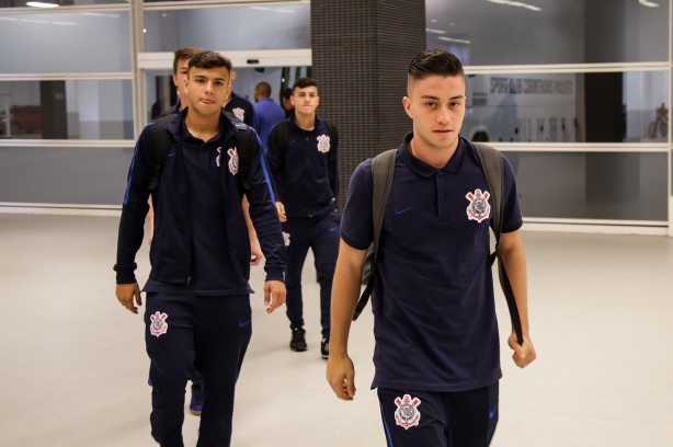 Jogadores da equipe sub-17 na chegada para a partida contra o Vitória