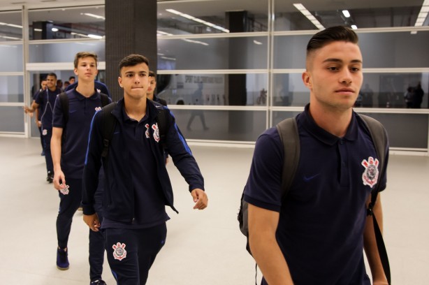 Jogadores da equipe sub-17 na chegada para a partida contra o Vitória