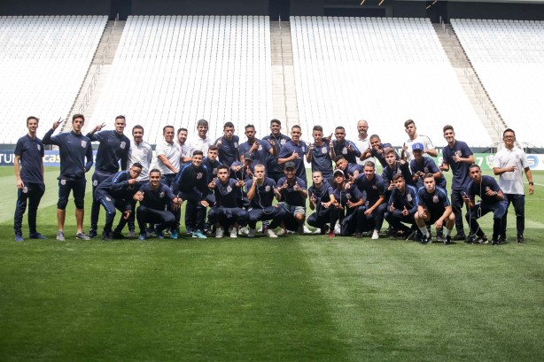 Jogadores do Corinthians sub-17 posam para foto