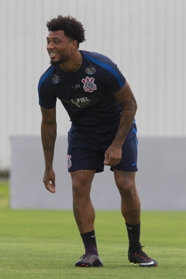Jogadores reservas participaram de treino com bola no CT
