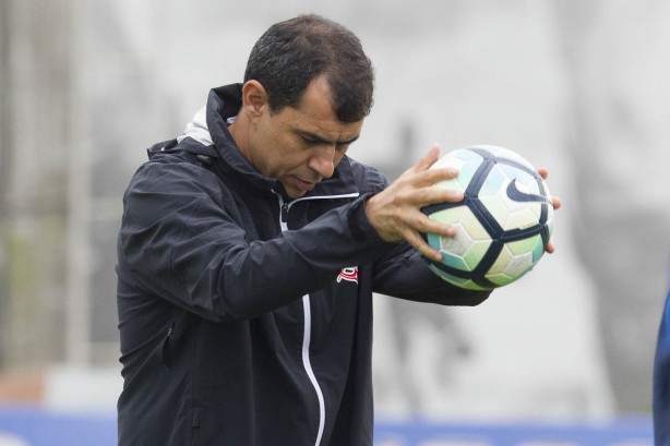O técnico Fábio Carille comandou a atividade tática