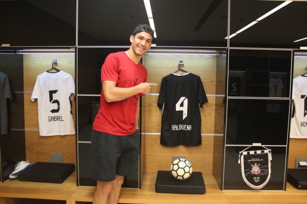 Balbuena posou para foto no vestiário da Arena, ao lado de sua própria camisa