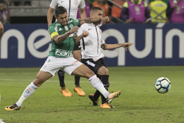 Dudu e Gabriel disputam lance no último Dérbi; cena deve se repetir domingo