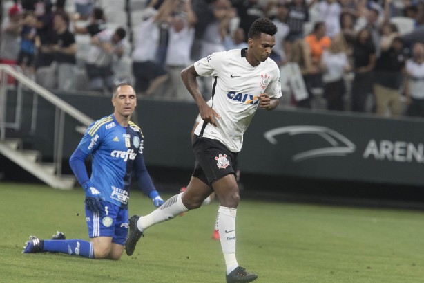 J comemora gol da vitria sobre palmeirense Fernando Prass