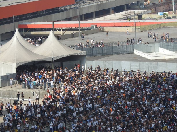Por conta do alto número de torcedores, a Polícia Militar suspendeu a revista no primeiro duelo do Sub-17 na Arena