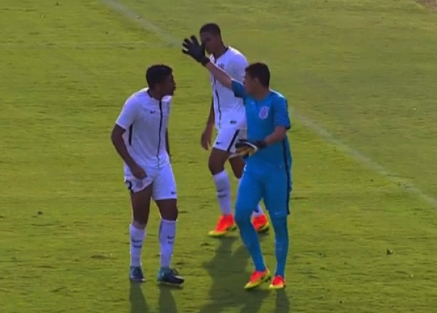 Ronald na fúria com Maltos, protagonista de lance que gerou o gol do Vitória