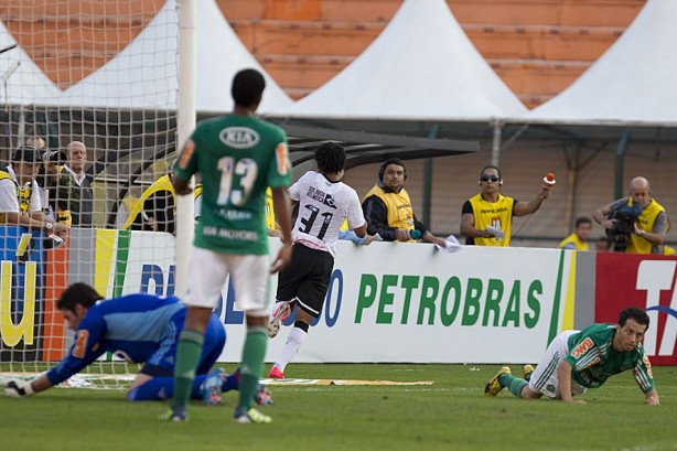 Romarinho fez os dois gols da vitria no primeiro turno do BR-12