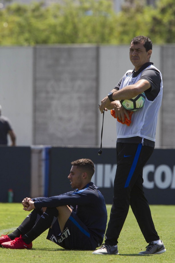 Carille durante treino no CT Joaquim Grava