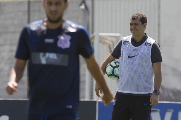 Carille durante treino no CT Joaquim Grava