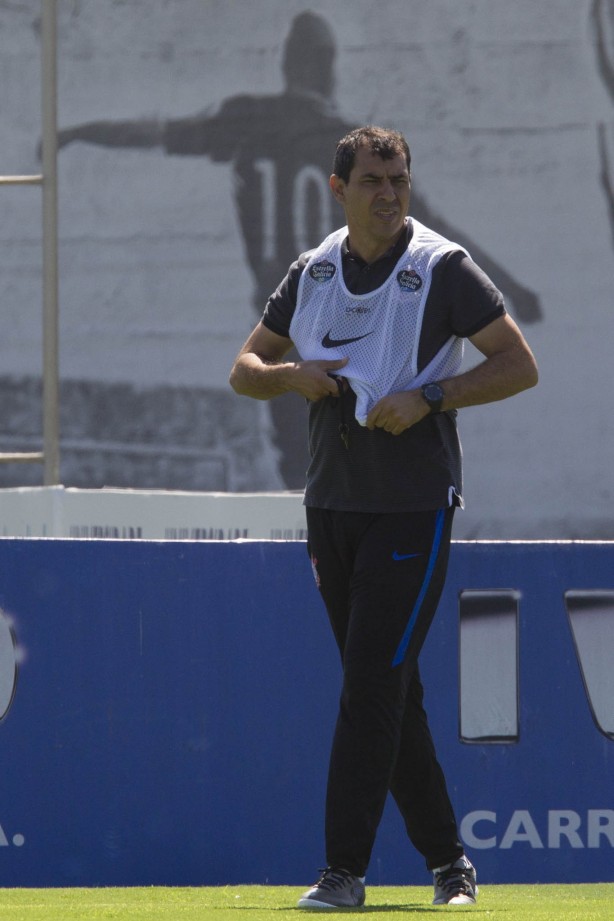 Carille durante treino no CT Joaquim Grava