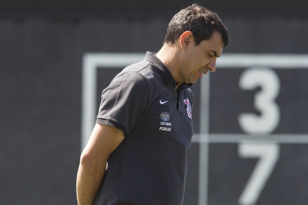 Carille durante treino no CT Joaquim Grava