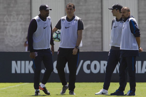 Carille e comissão técnica durante treino no CT Joaquim Grava