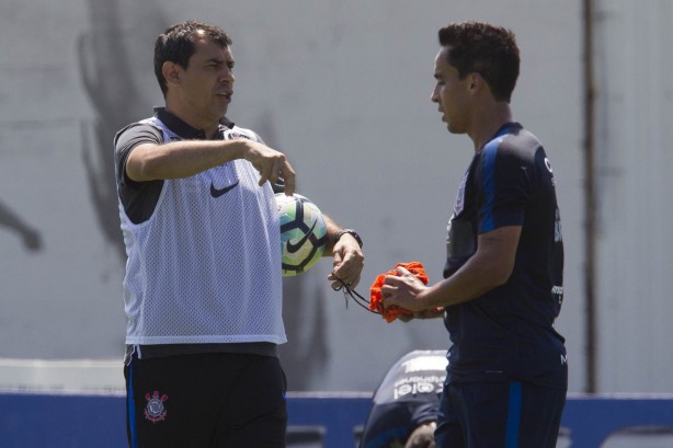 Carille passa instruções a Jadson no treino no CT Joaquim Grava