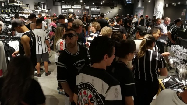 Centenas de pessoas conferiram produtos do Corinthians na Mega Loja