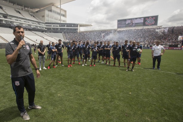 Fábio Carille falou para os 32 mil torcedores que estiveram no treino deste sábado na Arena