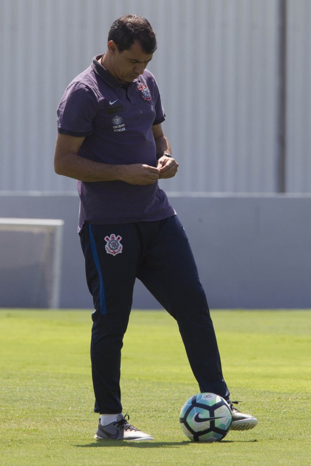 Fábio Carille, pensativo, durante o treino desta sexta no CT