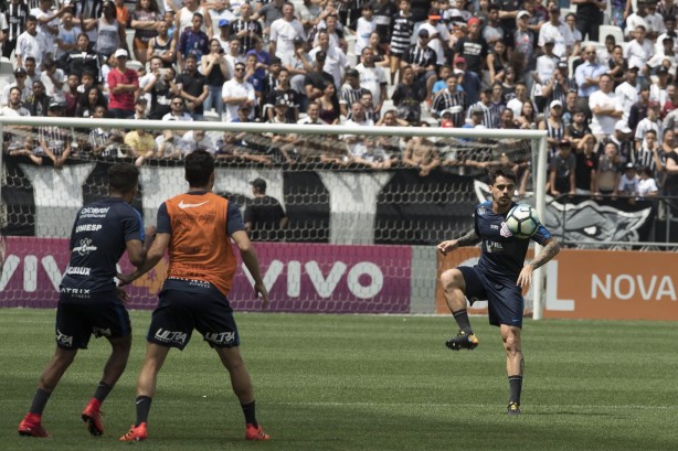 Fagner, dúvida durante a semana, treinou normalmente neste sábado na Arena Corinthians