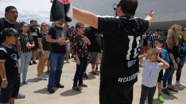 Lus Butti, guia do Tour Casa do Povo, instruindo torcedores pela Arena