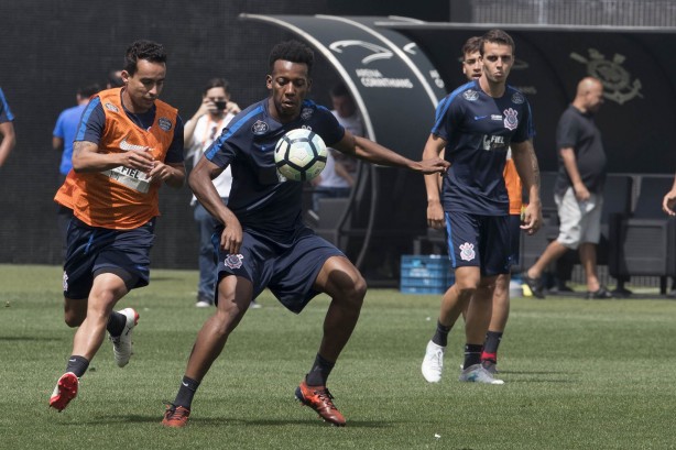 Moisés no treinamento do Corinthians na Arena, para mais de 32 mil torcedores