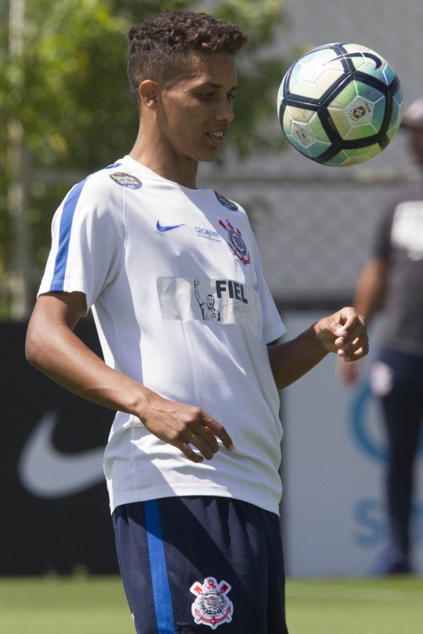 O garoto Pedrinho no treinamento desta sexta no CT