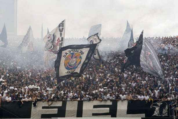 Os torcedores fizeram uma festa histórica no treino deste sábado na Arena Corinthians