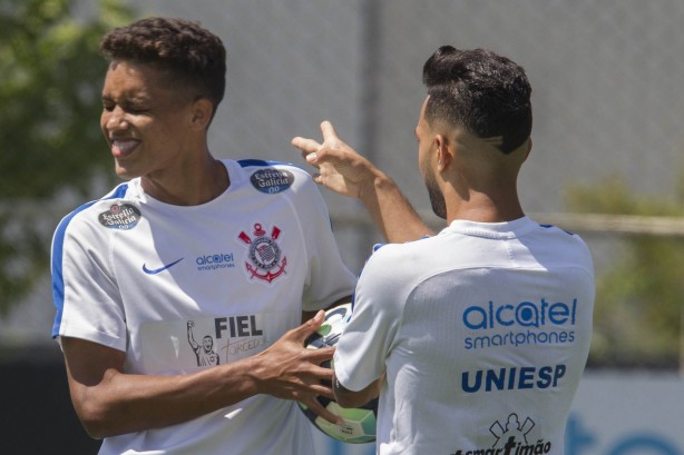 Pedrinho e Clayson em clima descontraído no treino desta sexta-feira no CT