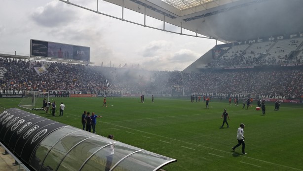 Torcida aproveitou para levar bandeiras e sinalizadores no treino do Corinthians