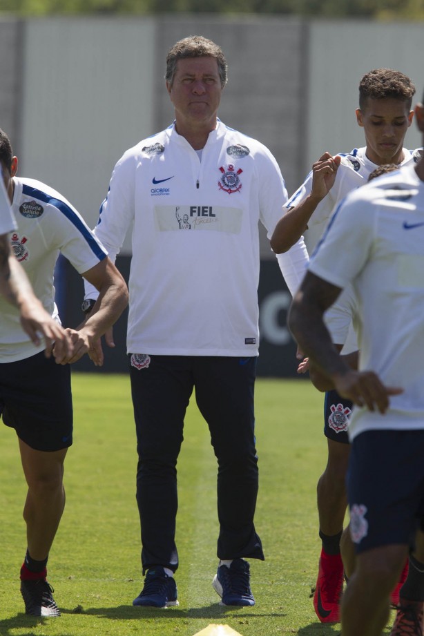 Walmir Cruz acompanha o treino desta sexta-feira no CT