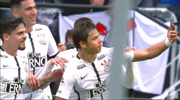 Autor do primeiro, Romero tirou selfie com companheiros ao celebrar gol