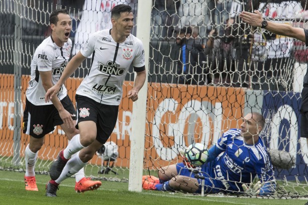 Balbuena e Rodriguinho eufóricos para comemorar o gol do zagueiro diante o Palmeiras