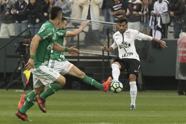 Camacho ocupou a vaga de Maycon diante o Palmeiras na Arena Corinthians