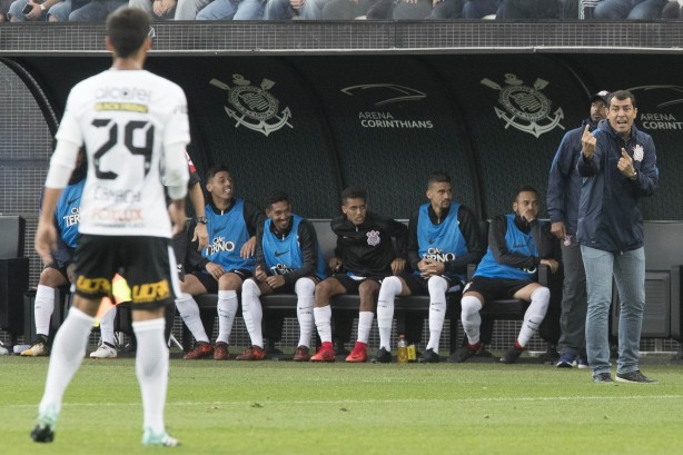 Camacho recebe instruções de Carille durante o dérbi