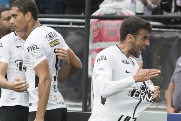 Camacho vibrando para comemorar o gol do Timão diante o Palmeiras
