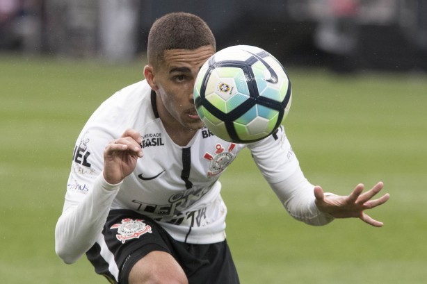 Gabriel, símbolo de raça, atuando diante o Palmeiras na Arena Corinthians