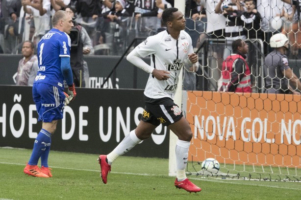 Jô anotou o gol do Corinthians em cima do goleiro Fernando Prass, do Palmeiras