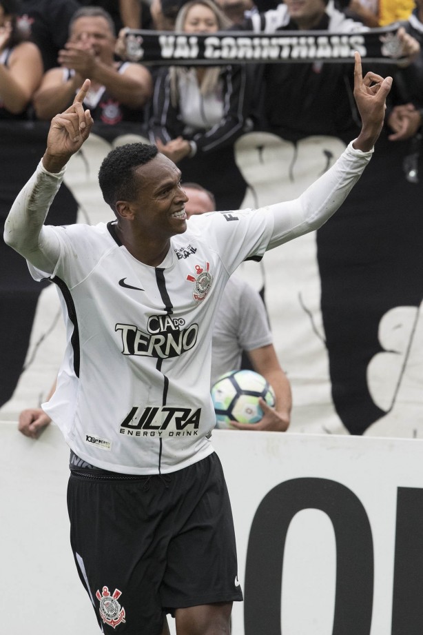 O atacante Jô marcou o gol de pênalti contra o Palmeiras na Arena Corinthians