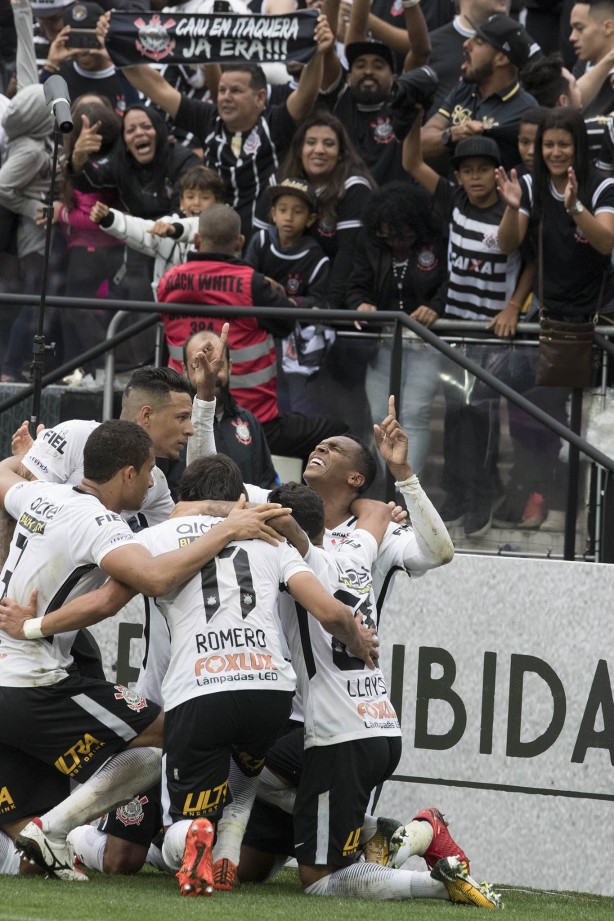 O elenco se reuniu para comemorar o gol diante o Palmeiras na Arena Corinthians