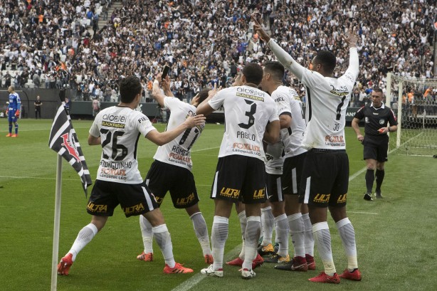 O elenco todo reunido para comemorar mais um tento do Timão no dérbi