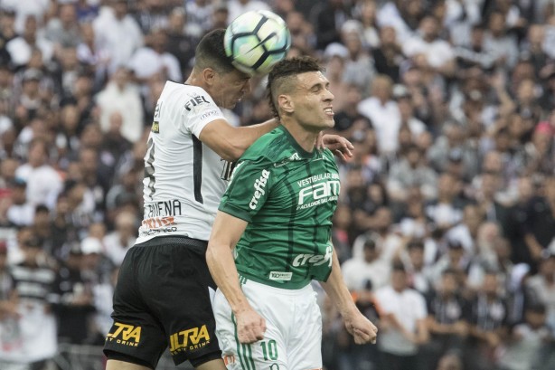 O zagueiro Balbuena em jogada aérea contra o Palmeiras na Arena Corinthians