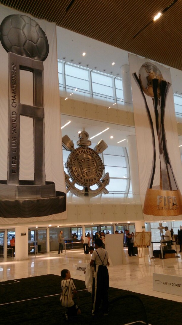 Outra imagem das taças no átrio do prédio oeste da Arena