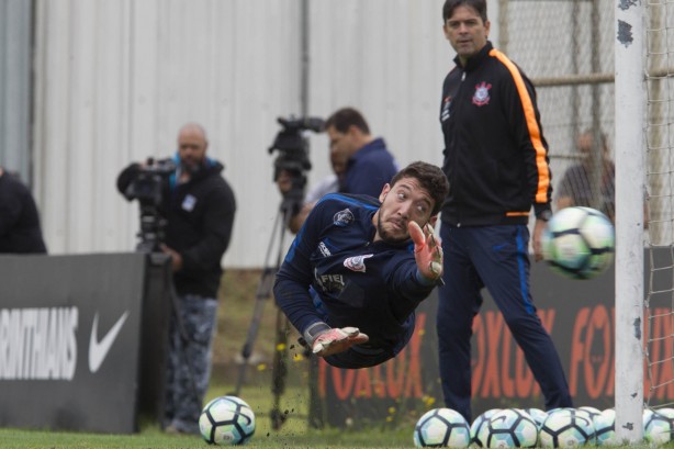 O goleiro Caíque França voando durante o treino de reapresentação após vitória no dérbi