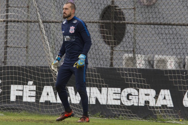 O goleiro reserva Walter treinou no gramado após a vitória no dérbi