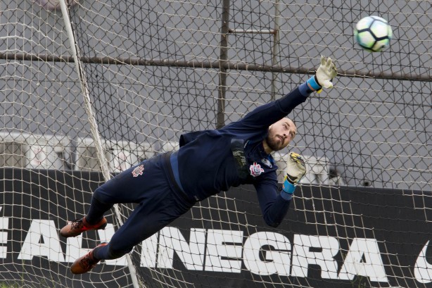 O goleiro Walter voando durante o treino para fazer uma grande defesa