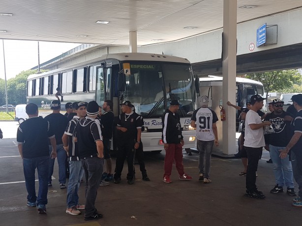 Antes de pegar estrada, organizada parou em posto de gasolina para comprar gelo