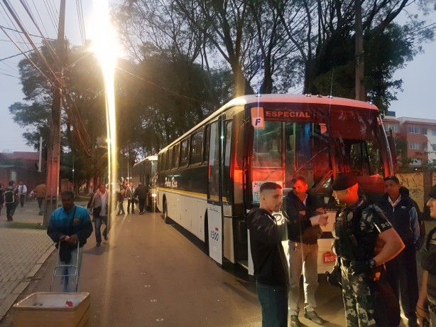 Caravana chegou  capital paranaense no incio da noite