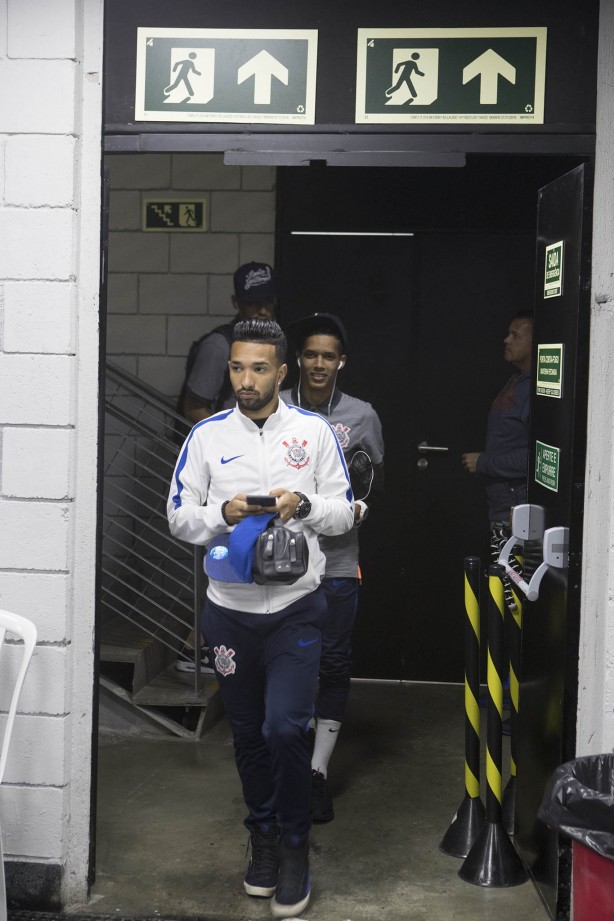 Clayson chega à Arena da Baixada para a partida contra o Atlético-PR