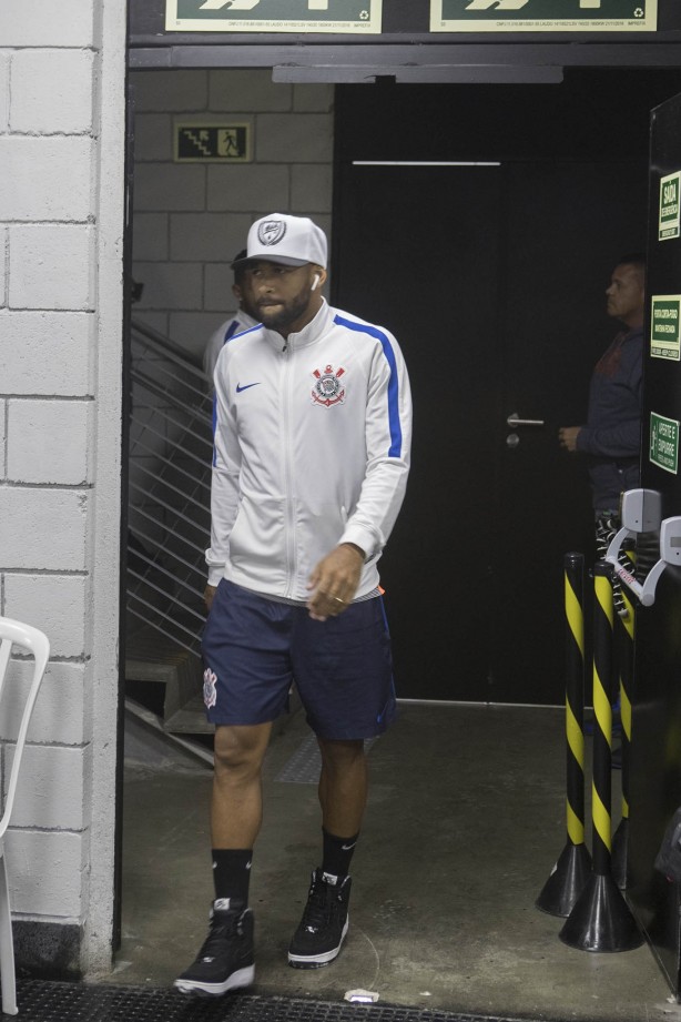 Fellipe Bastos chegando à Arena da Baixada para a partida contra o Atlético-PR