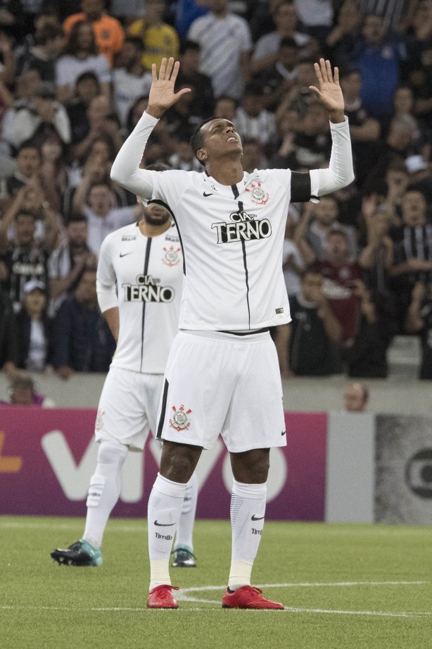 Jô em momento de fé durante o jogo contra o Atlético-PR