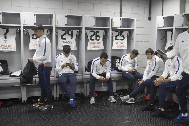 Jogadores se preparam no vestiário da Arena da Baixada para encarar o Atlético-PR