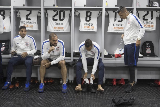 Léo Príncipe, Danilo, Maycon e Arana no vestiário da Arena da Baixada